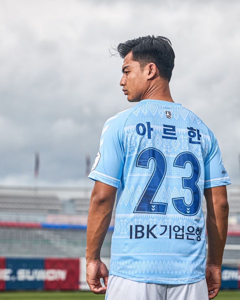 Suwon FC resmi meluncurkan jersey ketiga mereka untuk musim 2024-2025, dengan desain yang terinspirasi dari budaya Indonesia yang indah. Pratama Arhan jadi modelnya (@suwonfc)