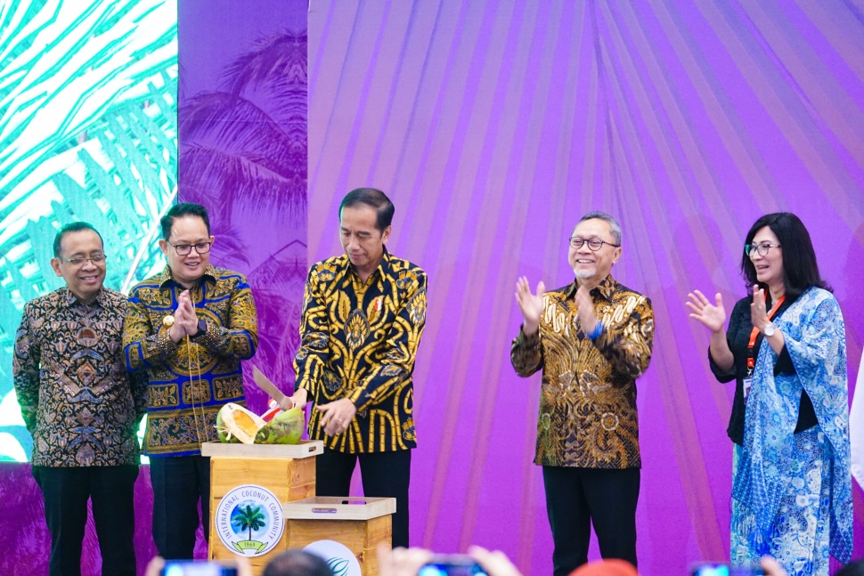 Presiden RI Joko Widodo dalam pembukaan konferensi dan pameran internasional COCOTECH ke-51 di Ballroom Hotel Westin Surabaya pada Senin (21/7/2024). (Dok: Pemprov Jatim)