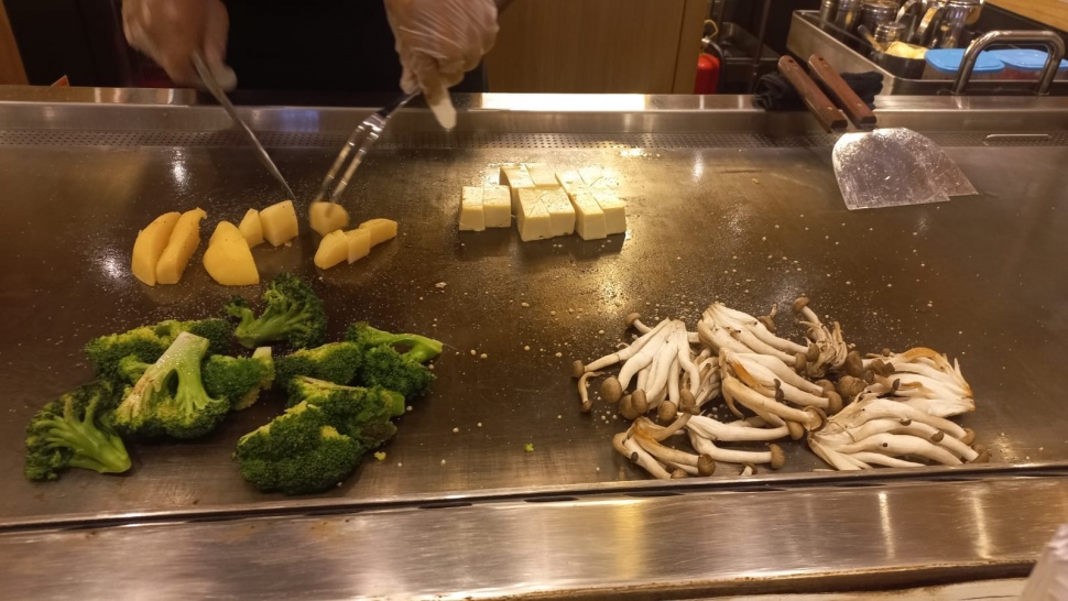 Live Cooking di Maison Tatsuya Teppanyaki Aeon Mall Deltamas, Cikarang. (Suara.com/Dini Afrianti Efendi)