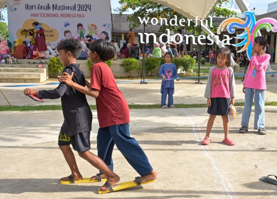 Perayaan Hari Anak Nasional diwarnai dengan permainan tradisional. (Dok. ITDC Mandalika)