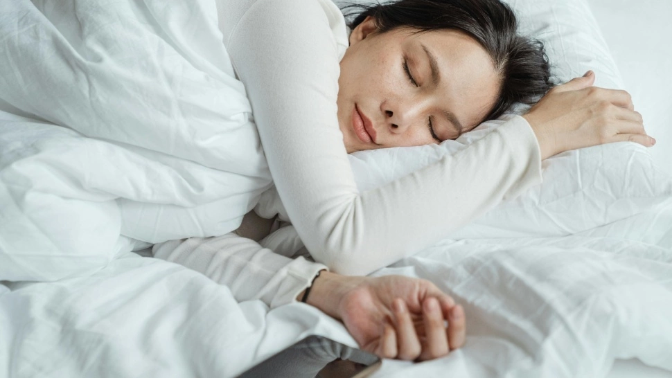 Pria istirahat dengan posisi tidur miring di kamar tenang sebagai persiapan tubuh menjelang pemeriksaan kesehatan pagi hari