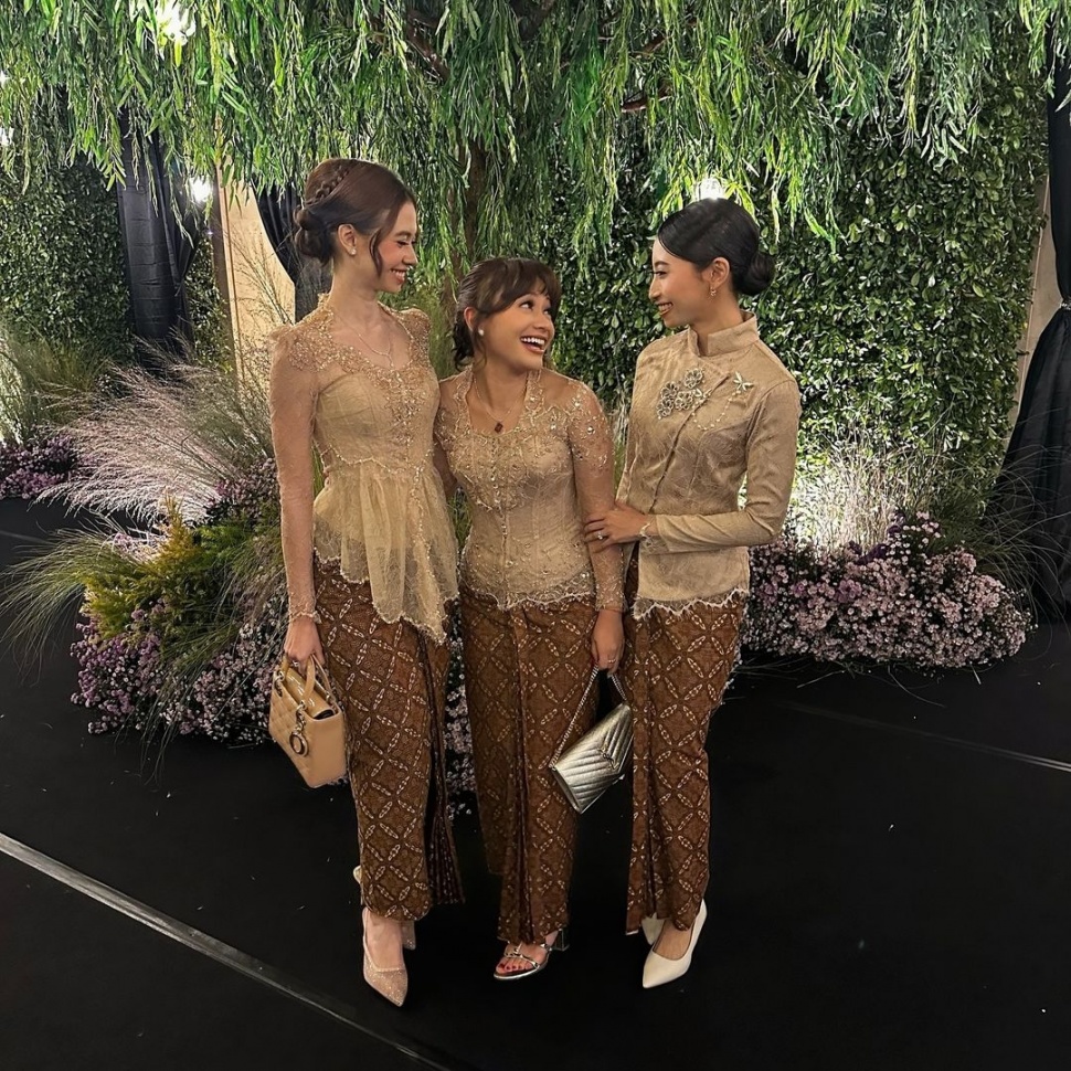 Yuki Kato, Amel Carla, dan Septiningtyas selaku bridesmaid Aaliyah Massaid. (Instagram/@septiningtyas)