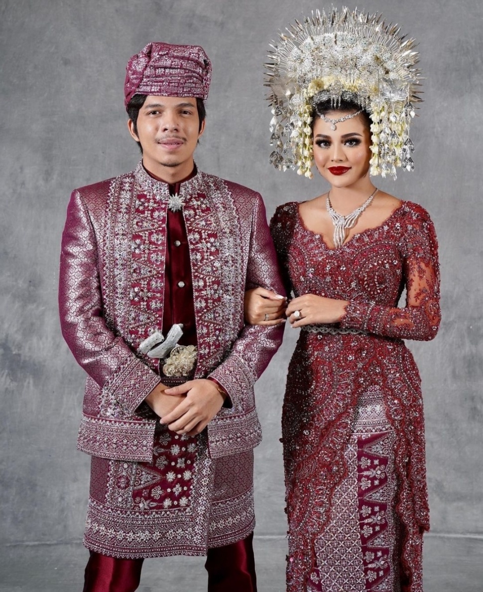 Pasangan Artis yang Menikah dengan Adat Minang Nuansa Merah, Atta Halilintar dan Aurel Hermansyah (Instagram)