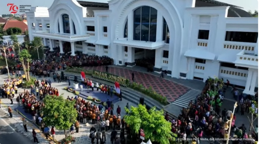 Presiden Joko Widodo Meresmikan Rehabilitasi Pasar Jongke di Surakarta, Jawa Tengah. Foto: Tangkapan Layar Youtube Sekretariat Presiden.