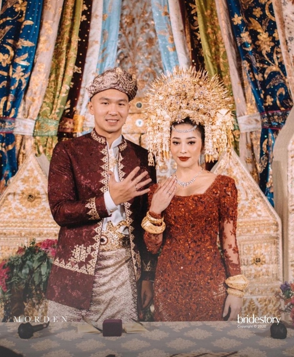 Pasangan Artis yang Menikah dengan Adat Minang Nuansa Merah, Nikita Willy dan Indra Priawan (Instagram/Morden.co)