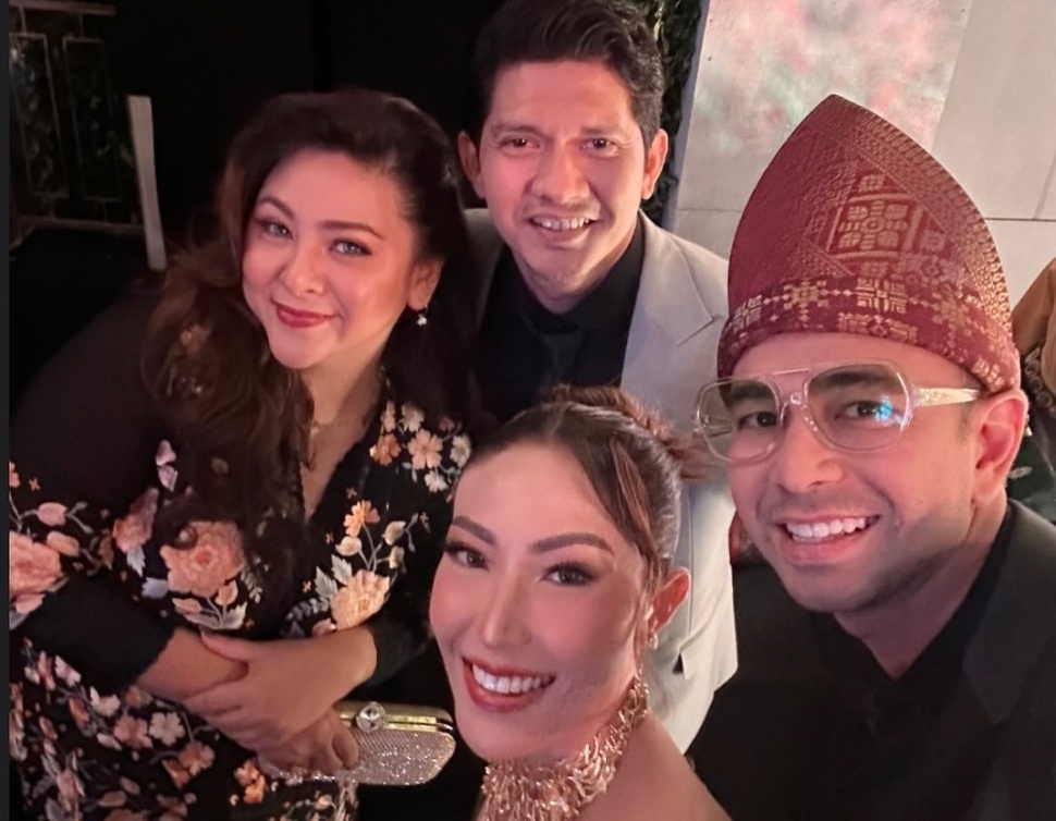 Iku Uwais dan Audy bersama Ayu Dewi dan Raffi Ahmad ikut menghadiri resepsi pernikahan Thariq Halilintar dan Aaliyah Massaid. [Instagram]