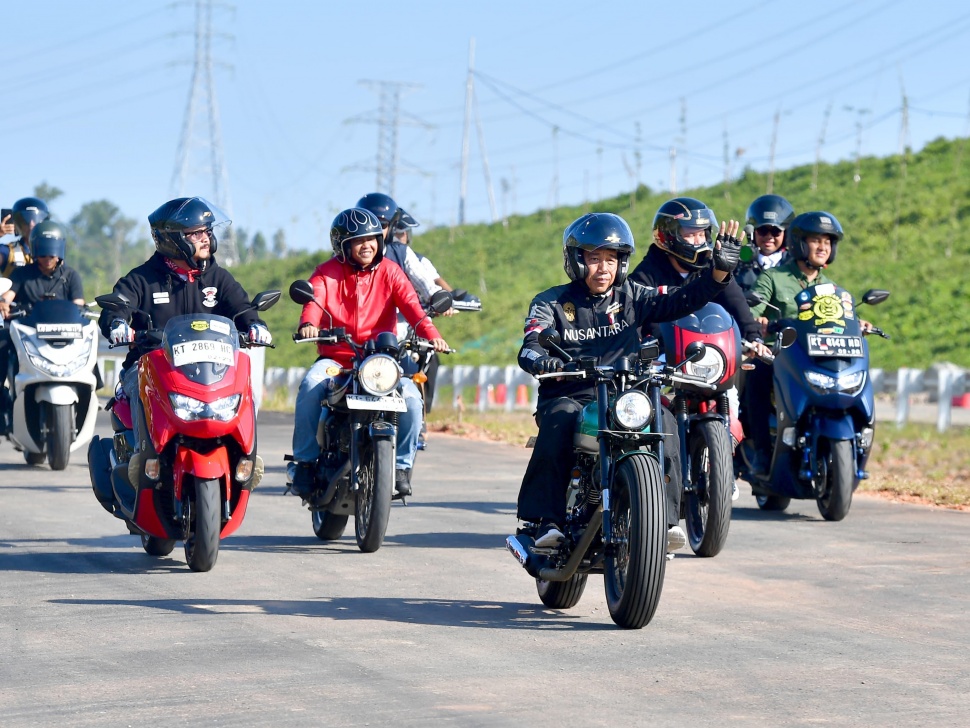 Presiden Jokowi bersama sejumlah menteri dan influencer mengendari sepeda motor untuk meninjau progres pembangunan jalan tol Ibu Kota Nusantara (IKN), Kalimantan Timur, Minggu (28/7/2024). [Dok. Biro Pers Setpres]