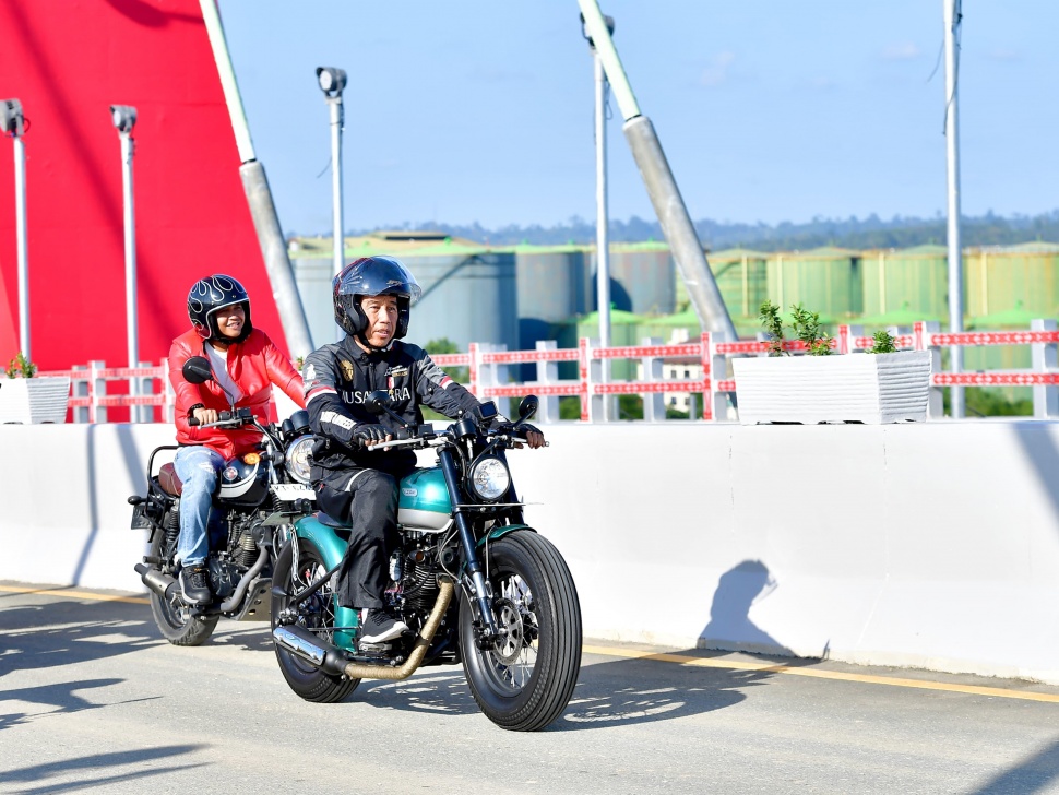 Presiden Jokowi bersama sejumlah menteri dan influencer mengendari sepeda motor untuk meninjau progres pembangunan jalan tol Ibu Kota Nusantara (IKN), Kalimantan Timur, Minggu (28/7/2024). [Dok. Biro Pers Setpres]