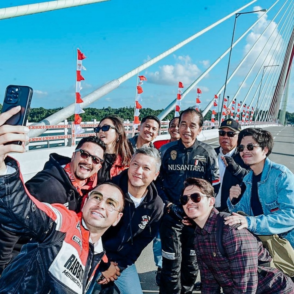 Sejumlah artis seperti Raffi Ahmad, Atta Halilintar, Gading Marten, Poppy Sovia berpose bersama Presiden Jokowi dan Menteri Basuki Hadimuljono berpose di atas Jembatan Pulau Balang, yang menghubungkan Balikpapan dan Penajam Paser Utara. [Instagram]