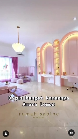 Penampakan kamar Amora Lemos yang berukuran sangat luas. (Instagram/@krisdayanti_news)