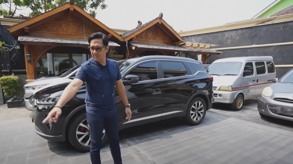 Mobil yang terparkir di rumah Sule. (YouTube/Taulany TV)