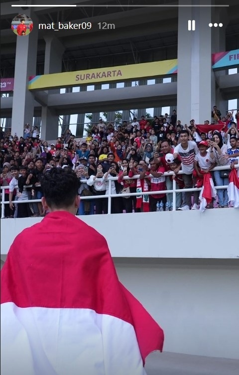 Melalui InstaStory akun Instagram @mat_baker09, dia mengunggah foto dengan membawa bendera Merah Putih di Stadion Manahan. [Instagram]