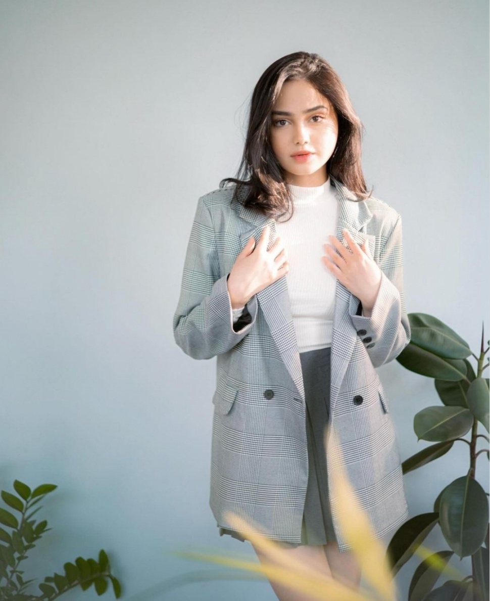 Inspirasi Blazer dari Syifa Hadju (Instagram)