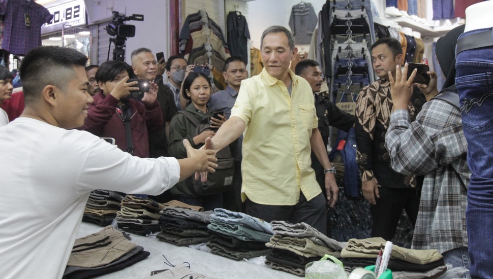 Bakal Calon Gubernur DKI Jakarta Jusuf Hamka atau Babah Alun (tengah) saat blusukan di Pasar Tanah Abang, Jakarta, Kamis (1/8/2024). [Suara.com/Alfian Winanto]