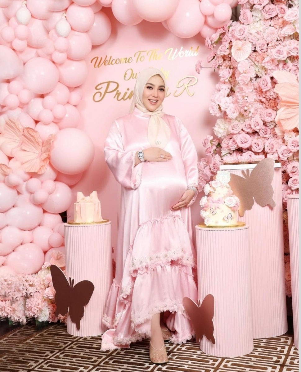 Potret Serba Pink Syahrini Umumkan Persalinan (Instagram)