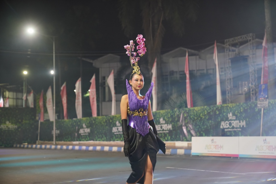 Padukan Konsep Zodiak dan Bunga, Ini Potret Kostum Karya Desainer Lokal Ivan Fhanany di Jember Fashion Carnaval 2024