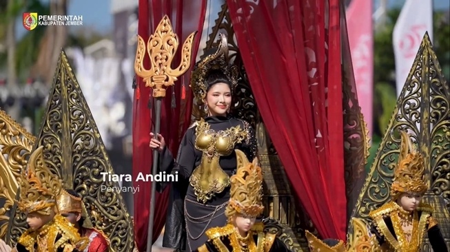 Gaya Artis di Jember Fashion Carnaval 2024 (Instagram/@dinas_kominfo_kab_jember) 