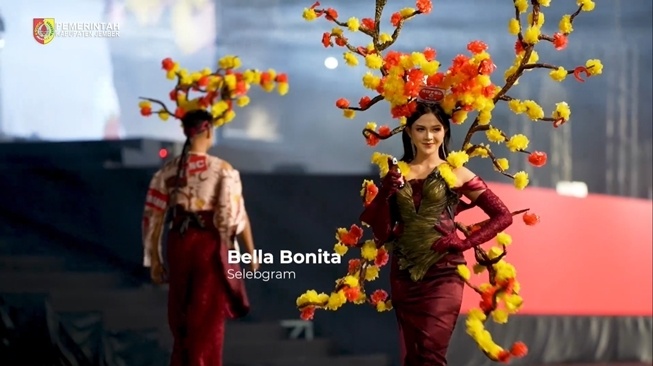 Gaya Artis di Jember Fashion Carnaval 2024 (Instagram/@dinas_kominfo_kab_jember) 