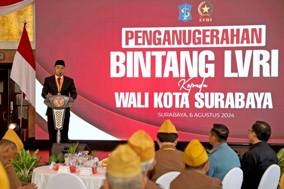 Wali Kota Surabaya, Eri Cahyadi menerima Legiun Veteran Republik Indonesia (LVRI) berupa Bintang LVRI. (Dok: Pemkot Surabaya)