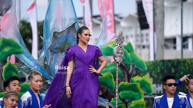 Gaya Artis di Jember Fashion Carnaval 2024 (Instagram/@dinas_kominfo_kab_jember) 