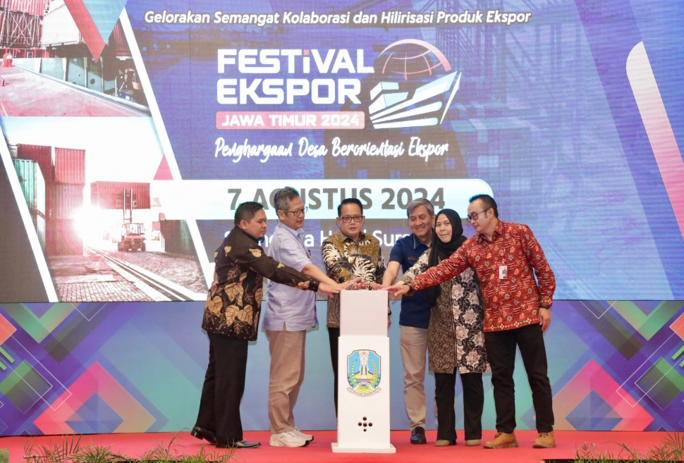 Penjabat (Pj.) Gubernur Jawa Timur Adhy Karyono melepas lima truk produk ekspor Jatim dalam acara Festival Ekspor 2024 Gelorakan Semangat Kolaborasi dan Hilirisasi Produk Ekspor yang diselenggarakan di Hotel Shangri-La Surabaya, Rabu (7/8). (Dok: Pemprov Jatim)