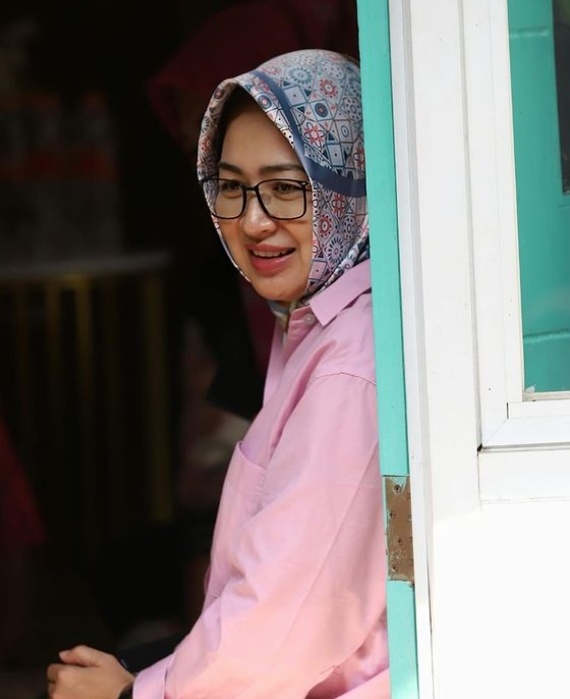 Penampilan Airin Rachmi Diany pakai hijab nan modis. [Airin Rachmi Diany/Instagram]