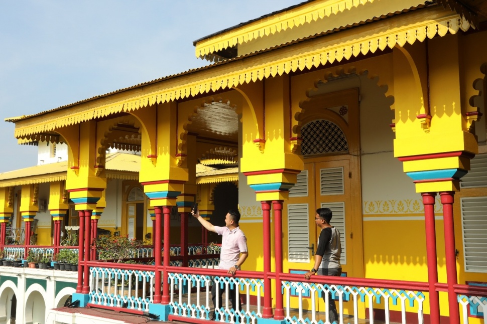 Dengan sentuhan dominasi warna kuning keemasaan khas Melayu yang memancarkan kejayaan Kesultanan Deli dari masa Sultan Makmun Al Rasyid Perkasa Alamsyah, Istana Maimun yang berlokasi di Medan, Sumatera Utara (Sumut), tampak semakin elok. (Foto: Istimewa) 