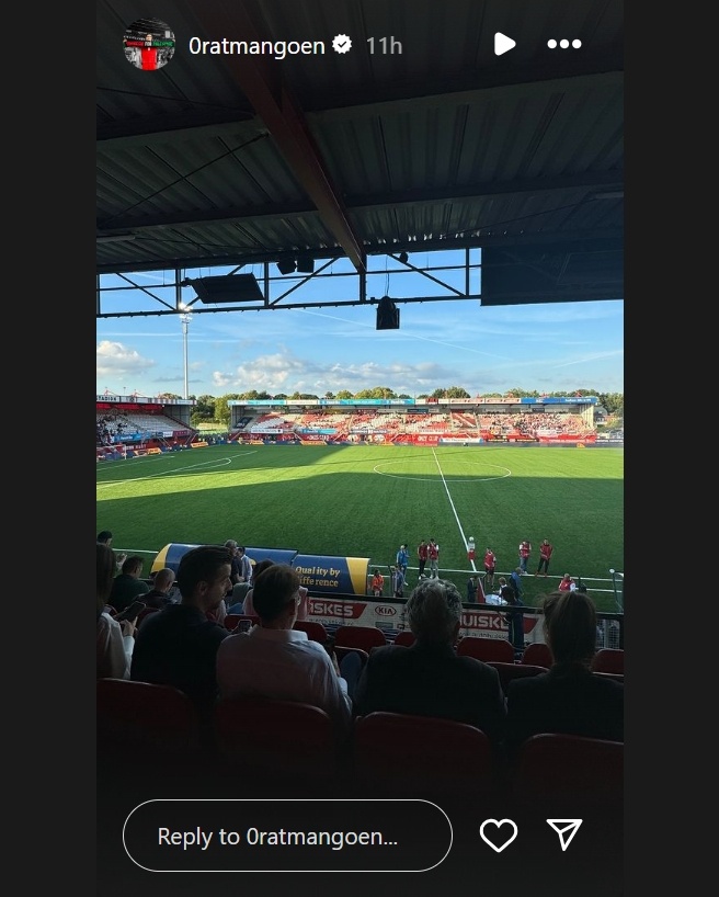 Ragnar Oratmangoen justru nonton laga TOP Oss. Padahal FC Groningen sedang tanding. (Instagram/0ratmangoen)