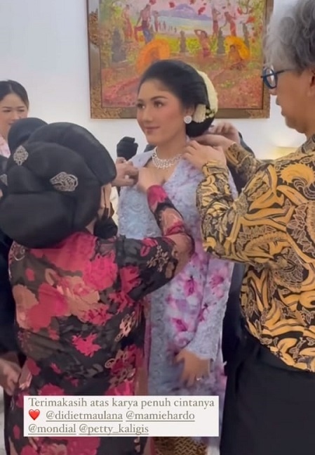 Erina Gudono di acara Tasyakuran 7 Bulanan dan Tingkeban. (Instagram)