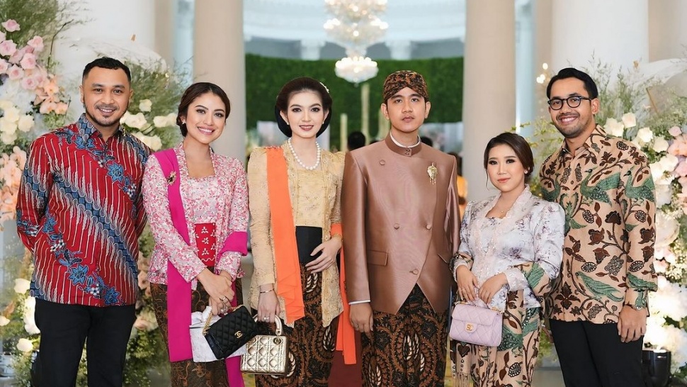 Kiky Saputri dan Muhammad Khairi berfoto dengan Gibran Rakabuming Raka, Selvi Ananda, Giring Ganesha, dan istri di acara tasyakuran 7 bulan kehamilan Erina Gudono. (Instagram/@kikysaputrii)