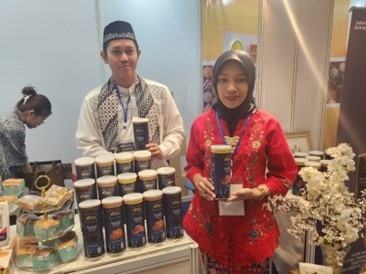 Peserta JITEX 2024, Chief Executive Officer (CEO) PT Nondea Mahkota Nusantara, Velly Paradita saat memamerkan produk kembang goyang premiumnya. (Dok: Pemprov DKI)