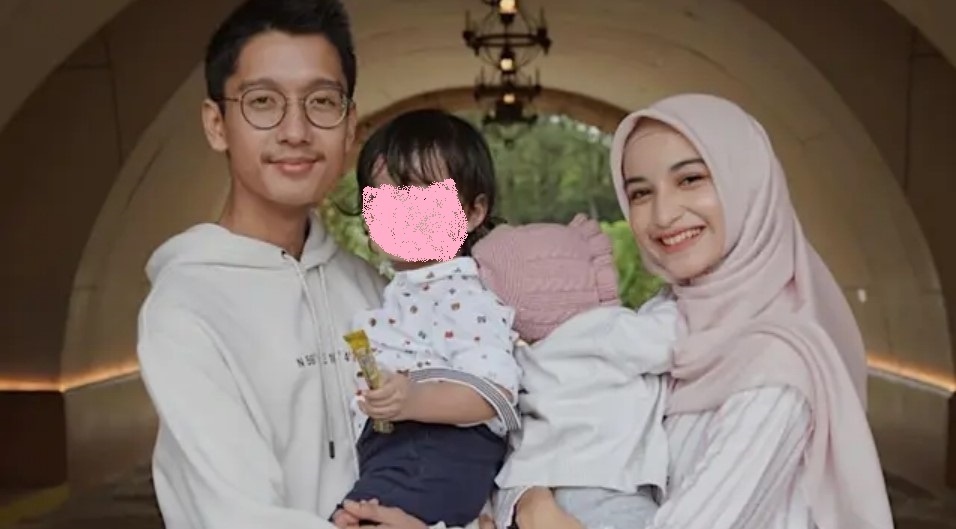 Cut Intan Nabila dan Armor Toreador bersama dua anak mereka. [Instagram]