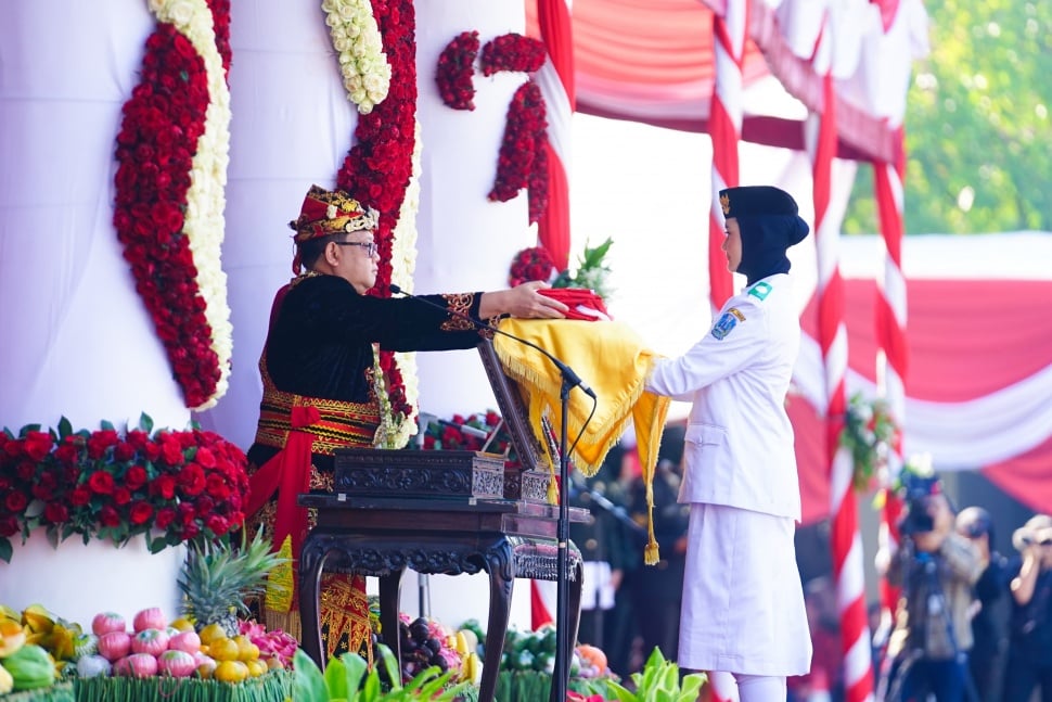 Penjabat Gubernur Jawa Timur (Jatim), Adhy Karyono saat menjadi Inspektur Upacara (Irup) Peringatan HUT Ke-79 Kemerdekaan Republik Indonesia Tahun 2024 di Halaman Gedung Negara Grahadi, Surabaya, Sabtu, (17/8/2024). (Dok: Pemprov Jatim)