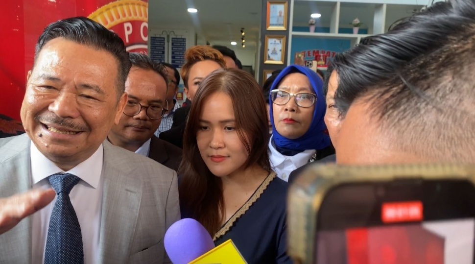 Jessica Kumala Wongso alias Jessica Wongso dan pengacaranya, Otto Hasibuan di Balai Pemasyarakatan (Bapas) Kelas I Jakarta Timur-Utara. Minggu (18/8/2024). [Suara.com/Tiara Rosana]