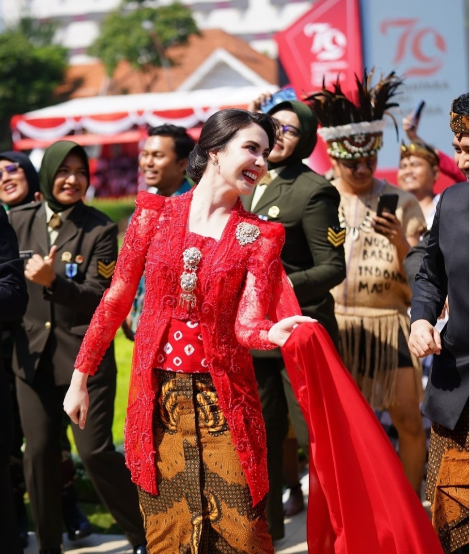 Potret Arumi Bachsin Kenakan Kebaya Merah Saat Upacara HUT Ke-79 RI (Instagram)