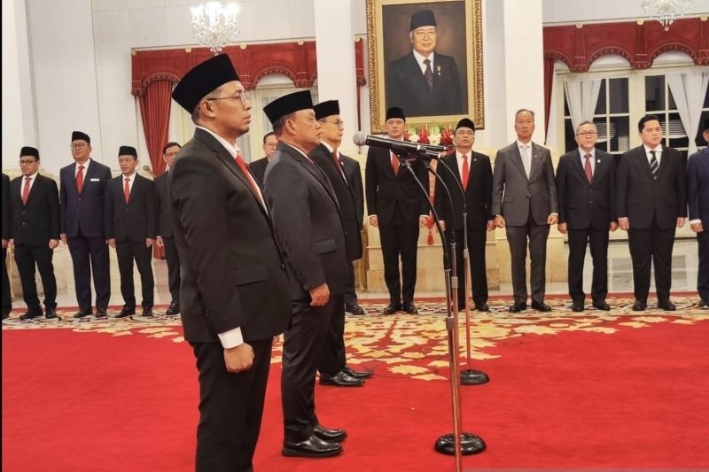 Hasan Nasbi saat dilantik oleh Presiden Joko Widodo sebagai Kepala Kantor Komunikasi Kepresidenan, dalam acara pelantikan menteri dan kepala badan di Istana Negara, Jakarta, Senin (19/8/2024). [Dok.Antara]