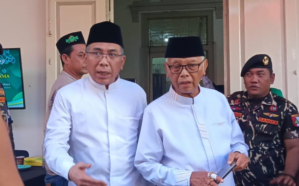 Ketua PBNU KH Yahya Cholil Staquf (kiri). [SuaraJatim/Yuliharto Simon]