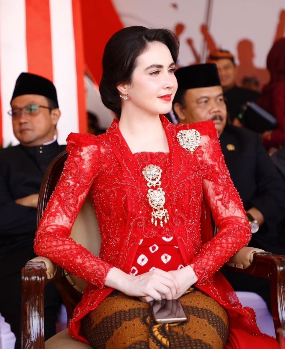 Potret Arumi Bachsin Kenakan Kebaya Merah Saat Upacara HUT Ke-79 RI (Instagram)