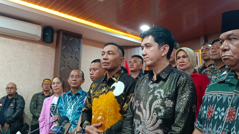 Dharma Pongrekun dan Kun Wardana memberikan keterangan usai dinyatakan memenuhi syarat dukungan di Kantor KPU Jakarta, Selasa (20/8/2024) dini hari. [Suara.com/Dea]