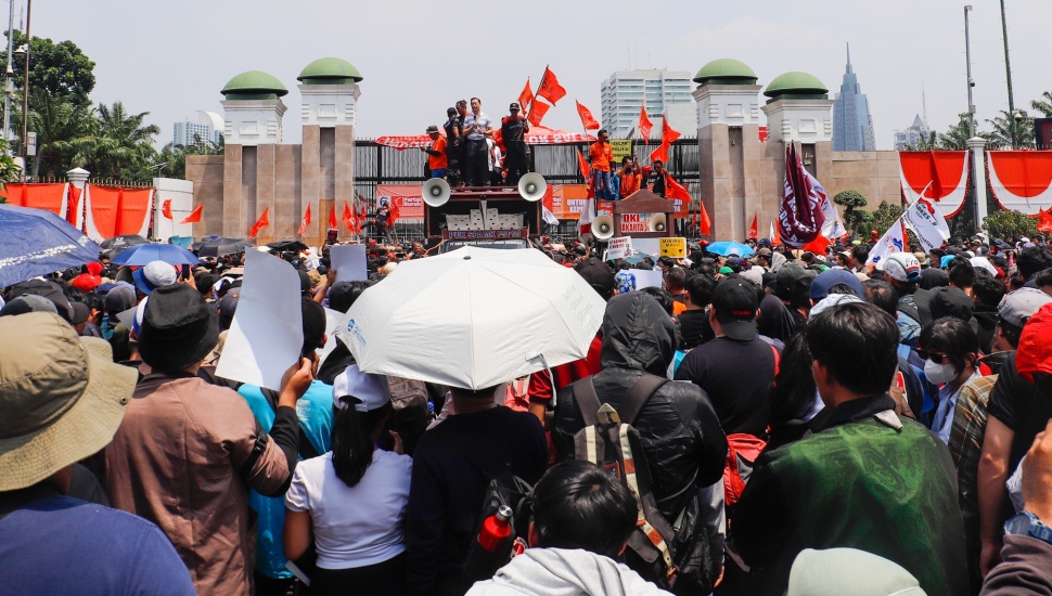 Massa aksi yang terdiri dari sejumlah elemen buruh, mahasiswa dan elemen masyarakat lainnya saat menggelar aksi unjuk rasa di depan gedung DPR, Jakarta, Kamis (22/8/2024). [Suara.com/Alfian Winanto]