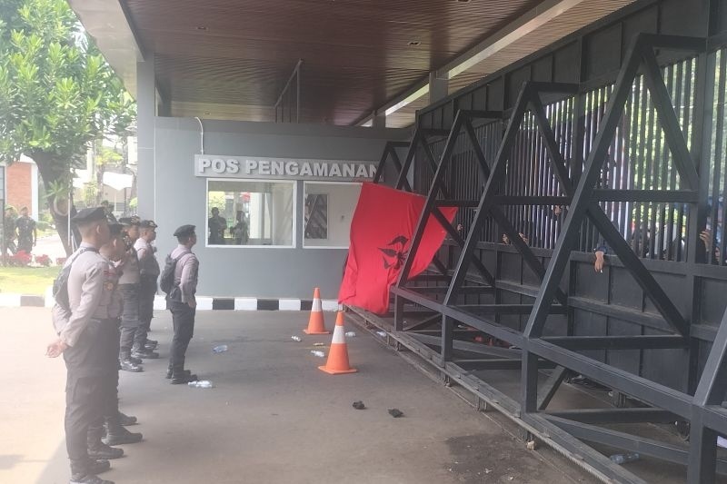 Massa Mahasiswa memadati gerbang belakang Gedung DPR RI, Jakarta, Kamis (22/8/2024). (ANTARA/Walda Marison)