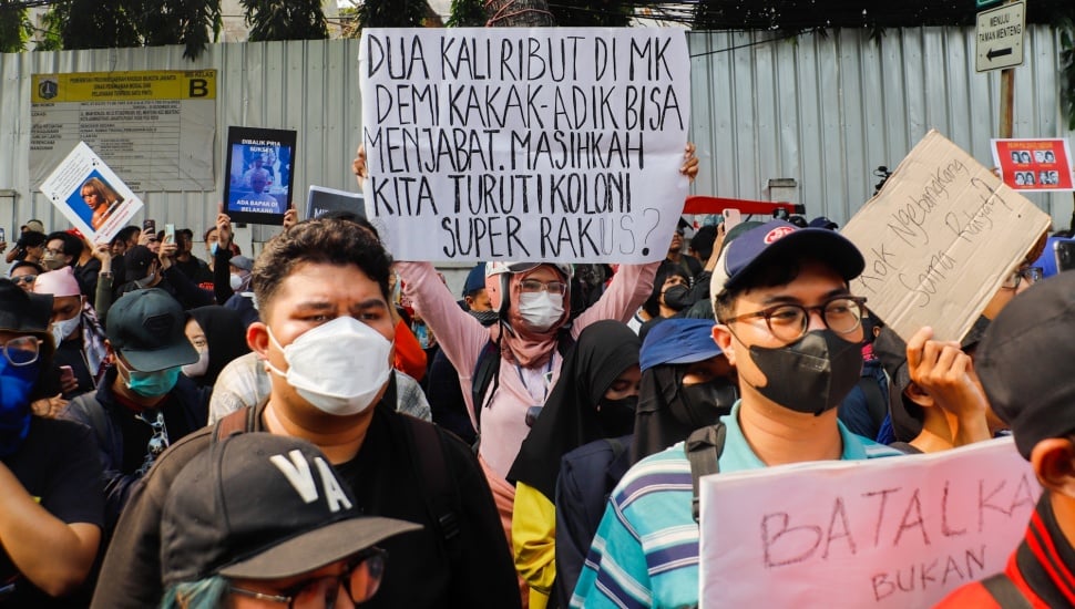 Massa aksi yang terdiri dari mahasiswa dan elemen masyarakat lainnya saat menggelar aksi unjuk rasa di depan gedung KPU RI Jakarta, Jumat (23/8/2024). [Suara.com/Alfian Winanto]