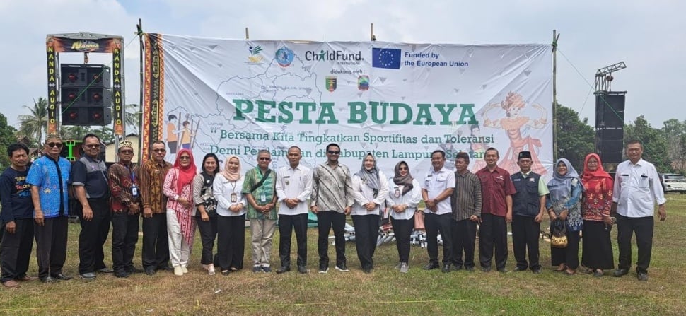 Pesta Budaya di Lapangan Desa Bumijaya, Lampung Selatan, Kamis (22/8/2024) mendapat dukungan dari Proyek Penguatan Kohesi Sosial (SSCP). Ini merupakan inisiatif dari Uni Eropa sebagai donor, dengan ChildFund International di Indonesia sebagai pengarah, dan Yayasan Pembinaan Sosial Katholik (YPSK) sebagai mitra implementasi di Indonesia. (Foto: Istimewa)