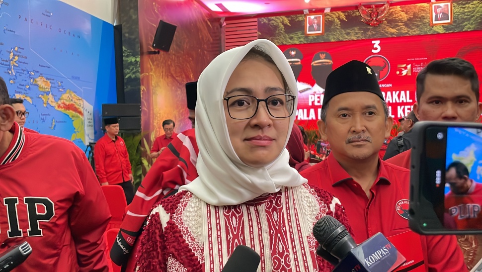 Airin Rachmi Diany usai mendapat rekomendasi maju dalam Pilgub Banten bersama Ade Sumardi melalui PDIP, Senin (26/8/2024). [Suara.com/Novian]