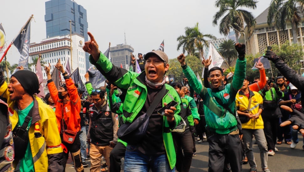 Massa pengemudi ojek online atau ojek daring berunjuk rasa di kawasan Patung Kuda, Jakarta, Kamis (29/8/2024). [Suara.com/Alfian Winanto]