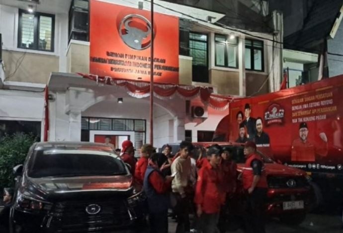 Suasana di kantor DPC PDIP Jawa Barat, Kamis (29/8/2024) malam sekitar Pukul 21.58 WIB. [Suara.com]