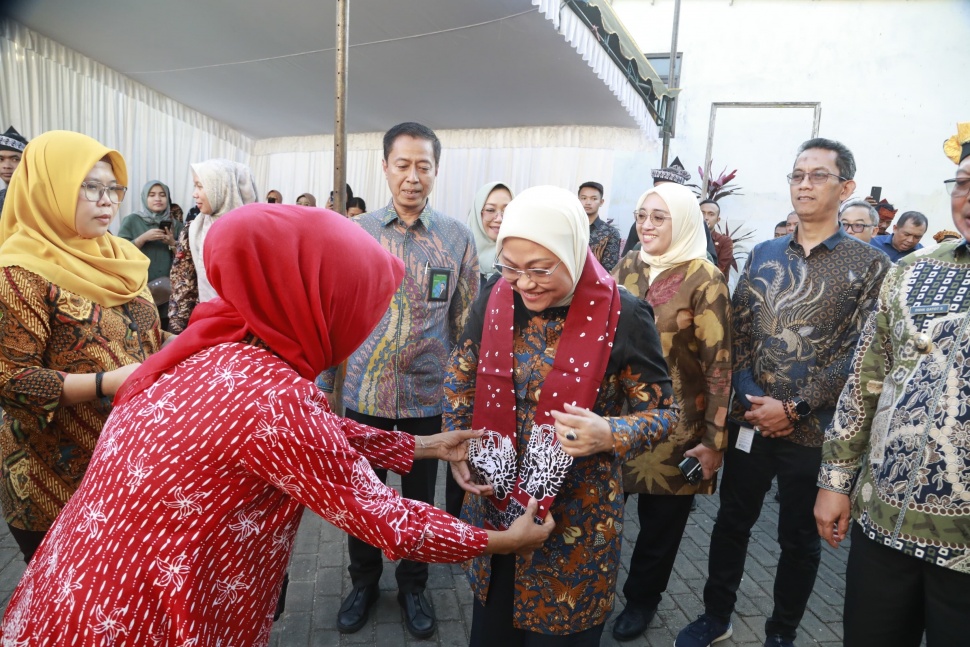 Menaker, Ida Fauziyah saat melakukan Sosialisasi Program Desa Migran Produktif, di Desa Arjowilangun, Kecamatan Kalipare, Kabupaten Malang, Kamis (29/8/2024). (Dok: Kemnaker)