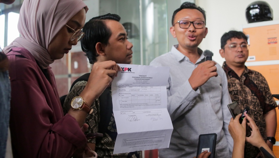 Sejumlah aktivis dari Koalisi Masyarakat Sipil untuk Reformasi Kepolisian menunjukan surat bukti pelaporan di Gedung Merah Putih KPK, Jakarta, Senin (2/9/2024). [Suara.com/Alfian Winanto]