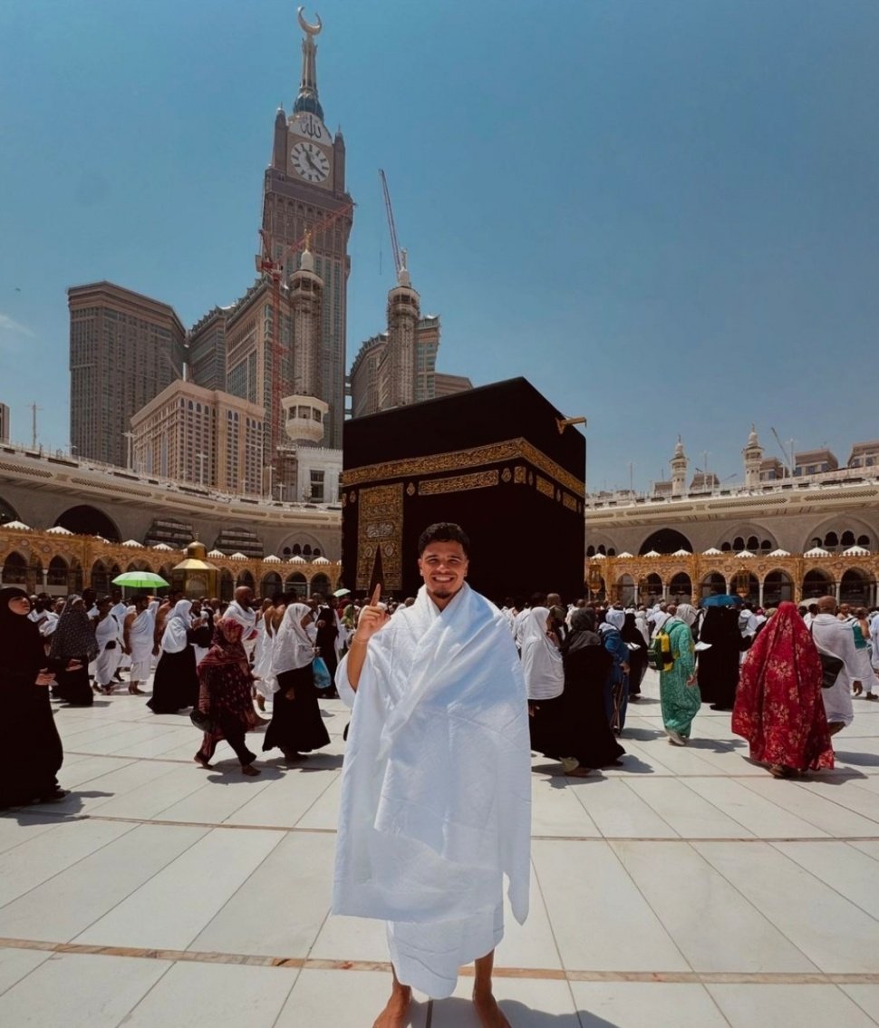 Potret Ragnar Oratmangoen Saat Umrah (Instagram)