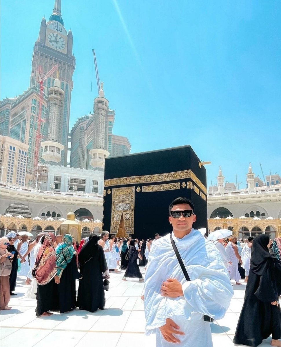 Potret Asnawi Mangkualam saat Umrah (Instagram)